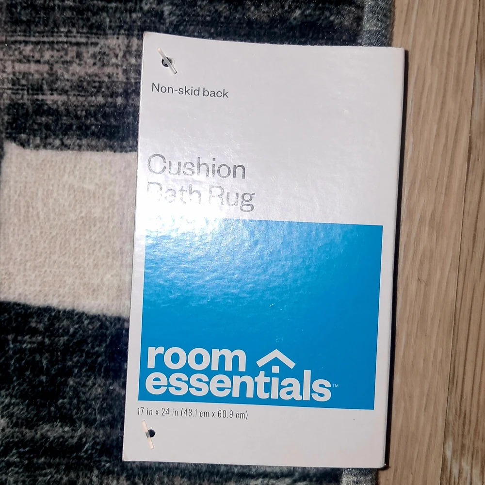 NWT Room essentials Black & Cream Cushioned Bath Rug